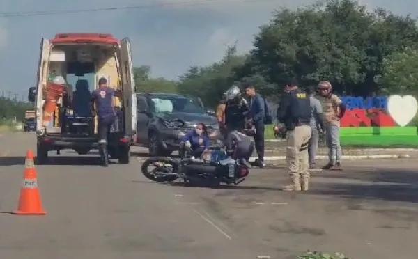 Motociclista fica ferido após colisão em trevo de Palmeira dos Índios