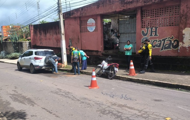 Motociclista fica ferido após colidir com carro estacionado no Centro de Palmeira dos Índios