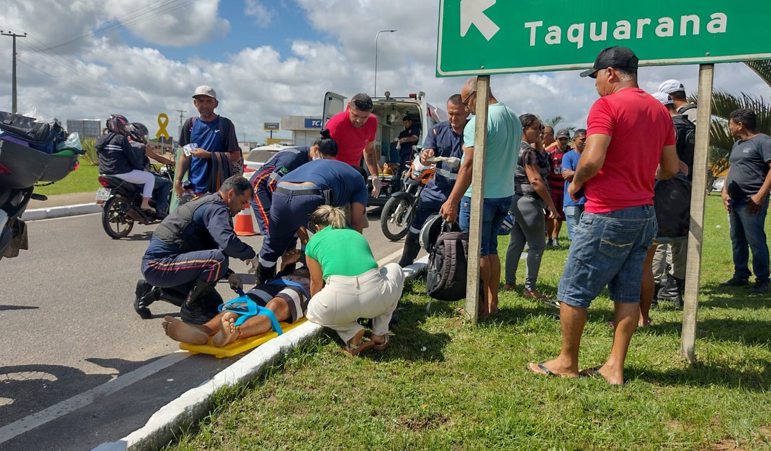 Acidente entre carro e motona rotatória da BPRv, em Arapiraca, deixa dois homens feridos