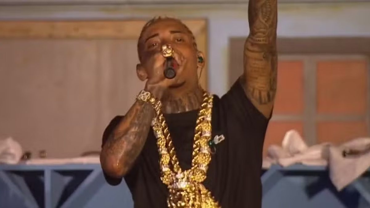 Quem é Mc Poze do Rodo, funkeiro preso por envolvimento com o tráfico e apologia ao crime