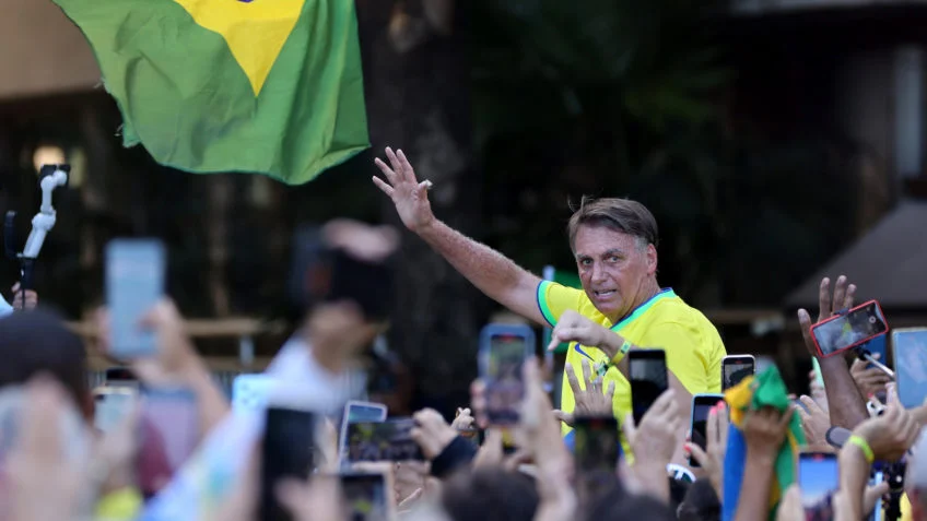 Em ato em Copacabana, Bolsonaro volta a pedir anistia a presos do 8 de janeiro e exalta Elon Musk