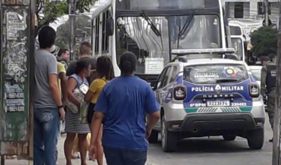 Jovem morre após colocar cabeça para fora de ônibus e bater em poste