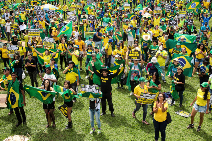 Manifestantes se reúnem na Esplanada dos Ministérios e cobram posicionamento das Forças Armadas