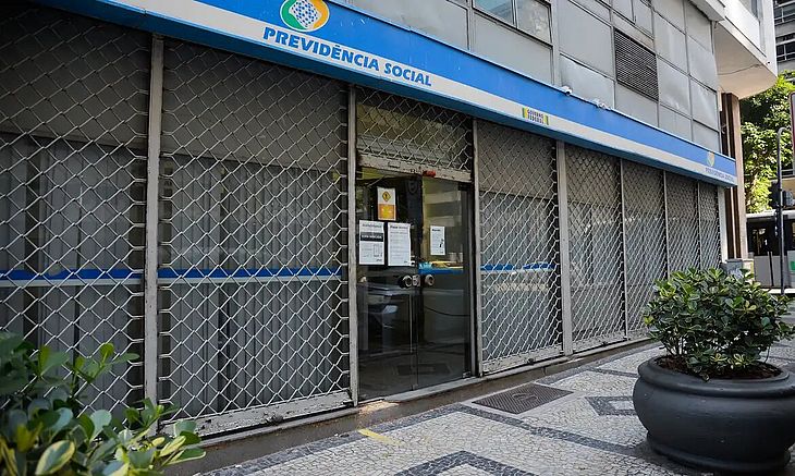 INSS alerta aposentados e pensionistas sobre golpe da prova de vida on-line