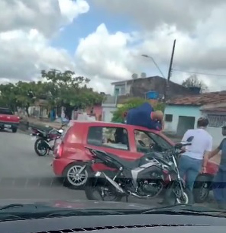 Após colisão, motociclista vai parar em cima de carro