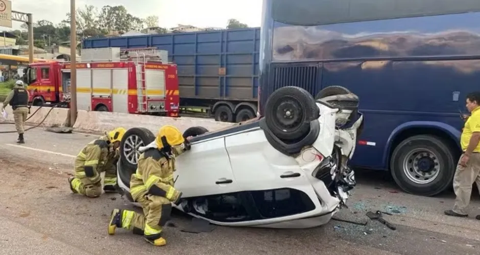 Acidente com ônibus e carros no Anel Rodoviário de BH deixa feridos. Foto: Bombeiros MG