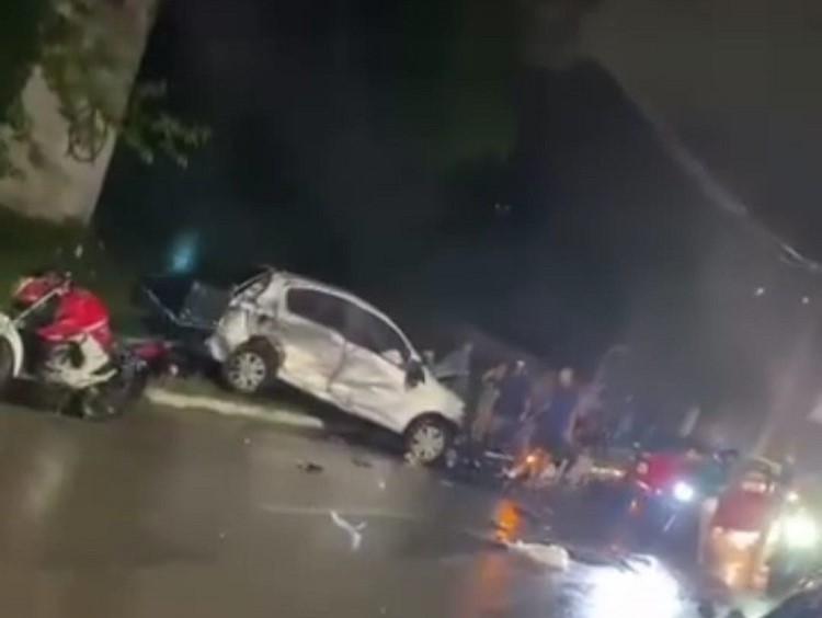 Colisão entre carro e moto deixa feridos na Avenida Leste-Oeste