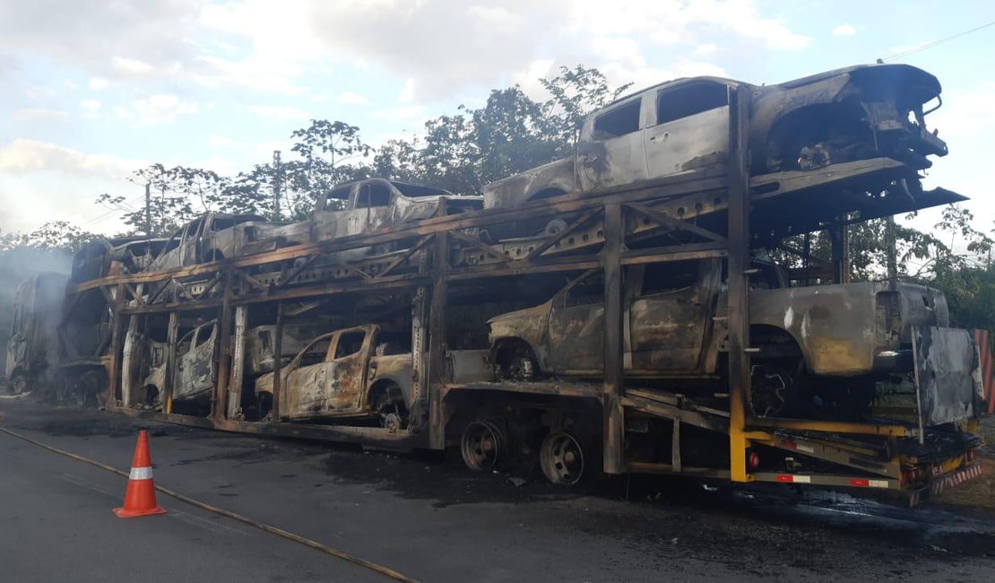 Caminhão-cegonha carregado com picapes pega fogo em Novo Lino