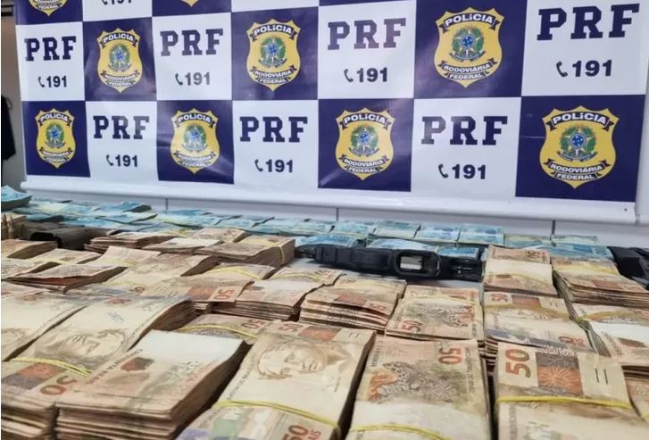 PRF apreende malas com mais de R$ 700 mil