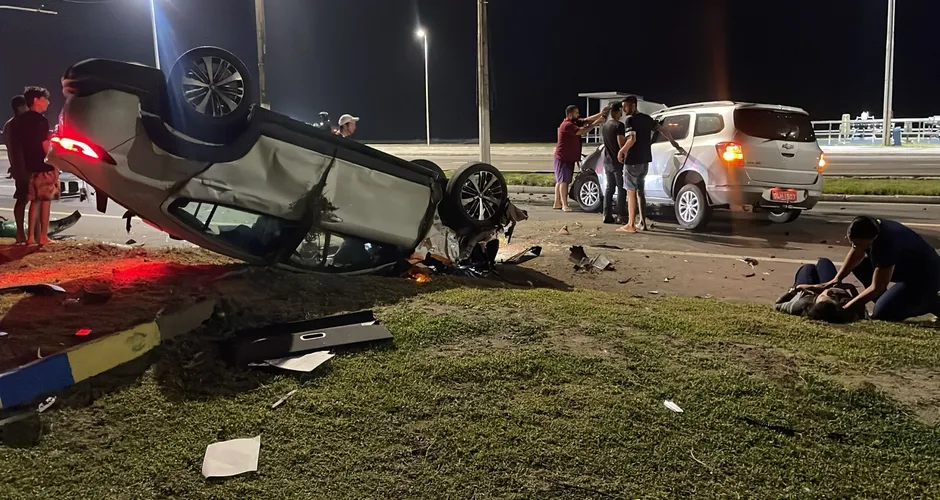 Acidente deixa 2 feridos no Pontal da Barra; um dos carros capotou