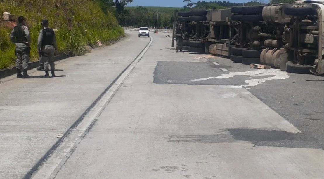 Caminhão tomabdo na BR 101 - Foto: Cortesia