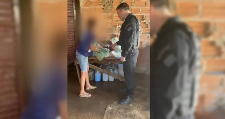 Mulher seda companheiro e mutila pênis dele com soda cáustica