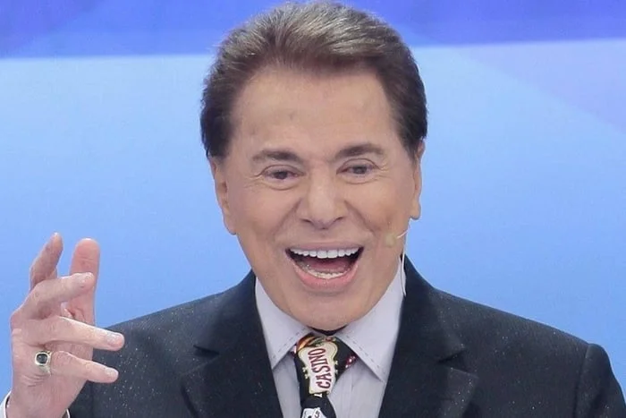 Silvio Santos sai do hospital após adiamento de alta