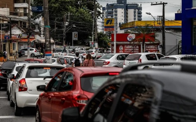 Fila para acessar posto de combustível em Florianópolis