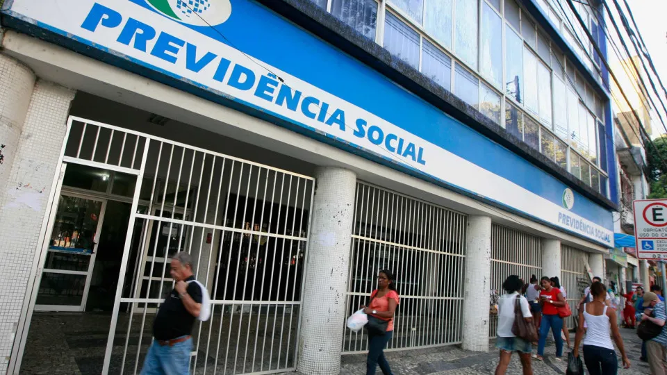 INSS começa a pagar benefícios antecipados hoje; veja se vai receber