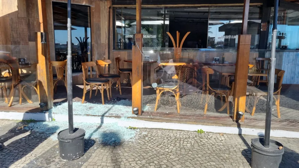 anela do restaurante ficou destruída após tiroteio — Foto: Betinho Casas Novas/TV Globo