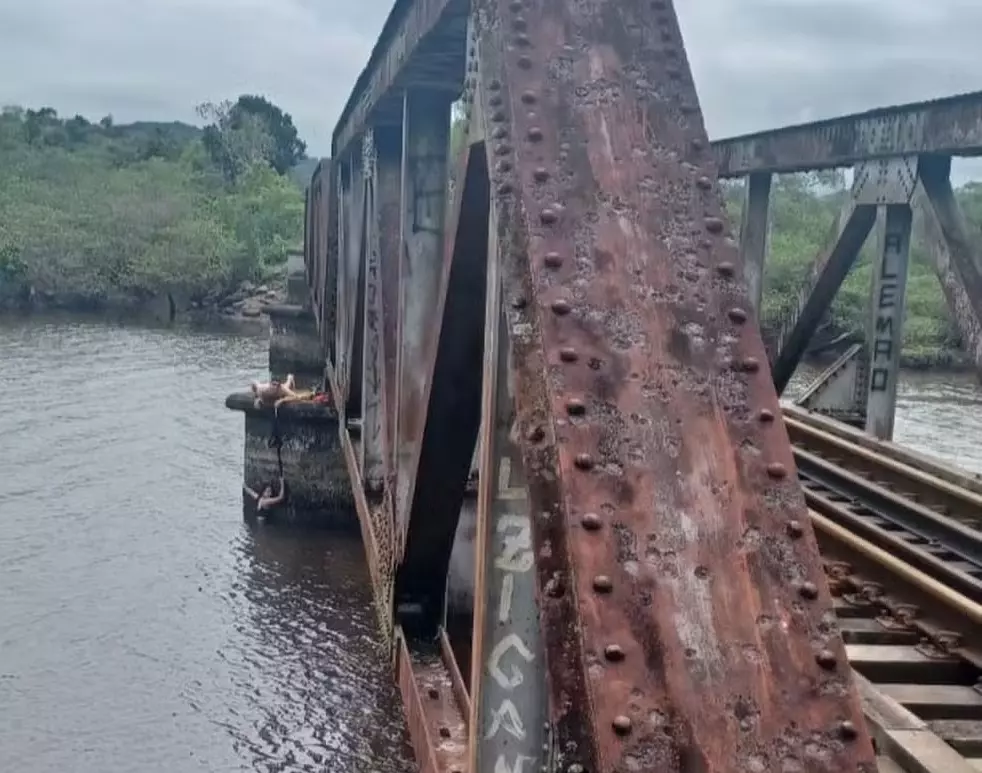 Mulher cai de ponte ao tirar foto e fica presa por cadarço amarrado pelo namorado