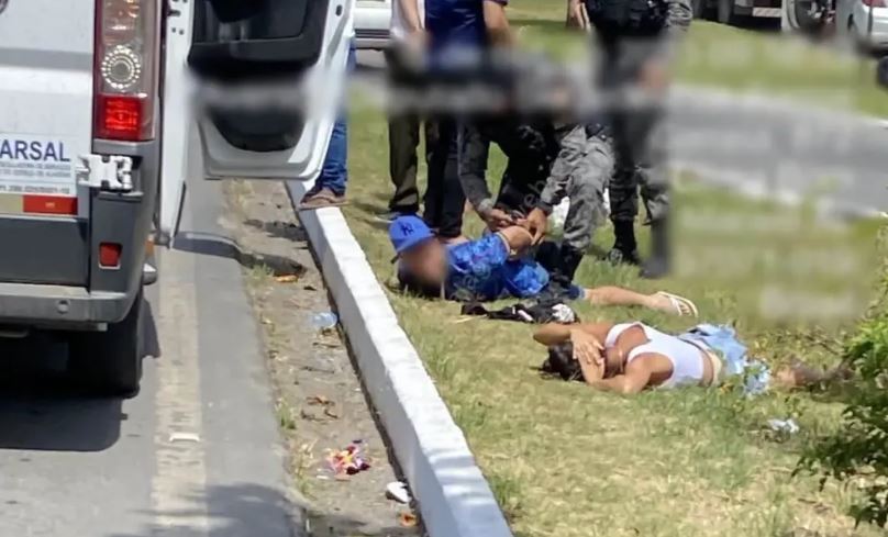 Casal é preso armado dentro de van que seguia para Campo Alegre