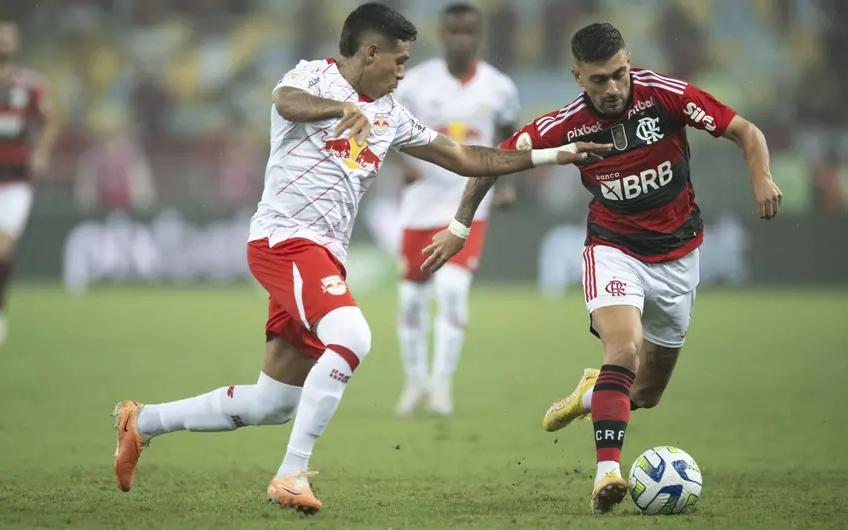 Flamengo bate Bragantino, sobre para 3º e segue na briga pelo título