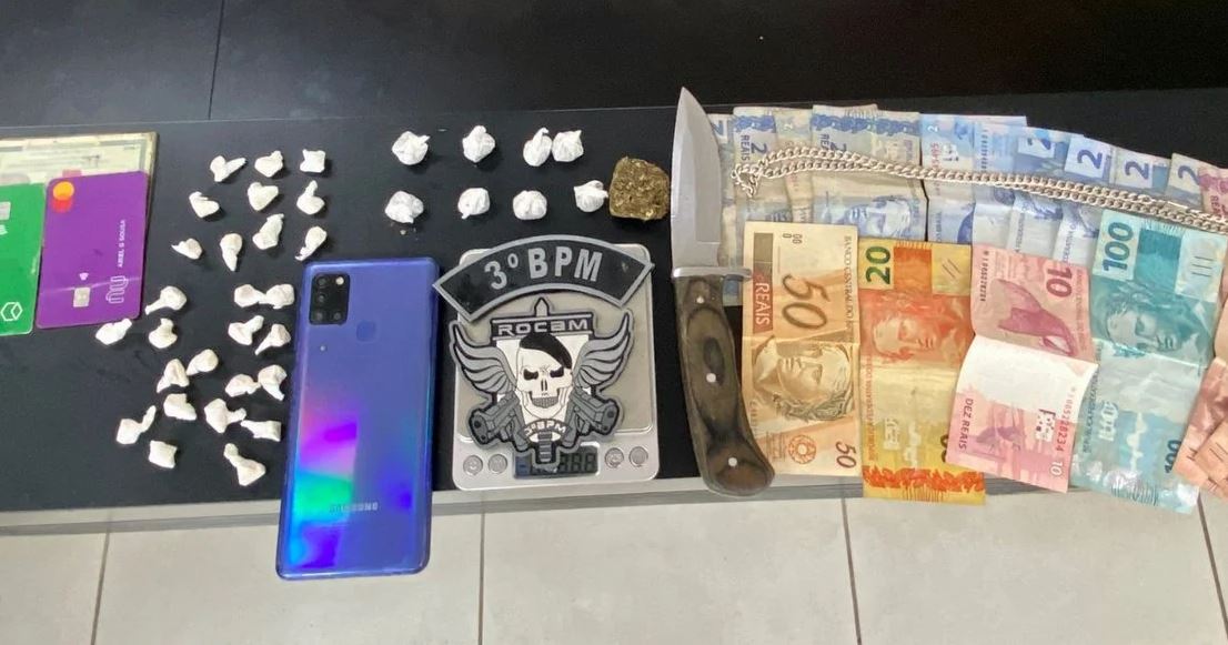 Após denúncia anônima, policia apreende crack e maconha - Foto: Assessoria 3º BPM