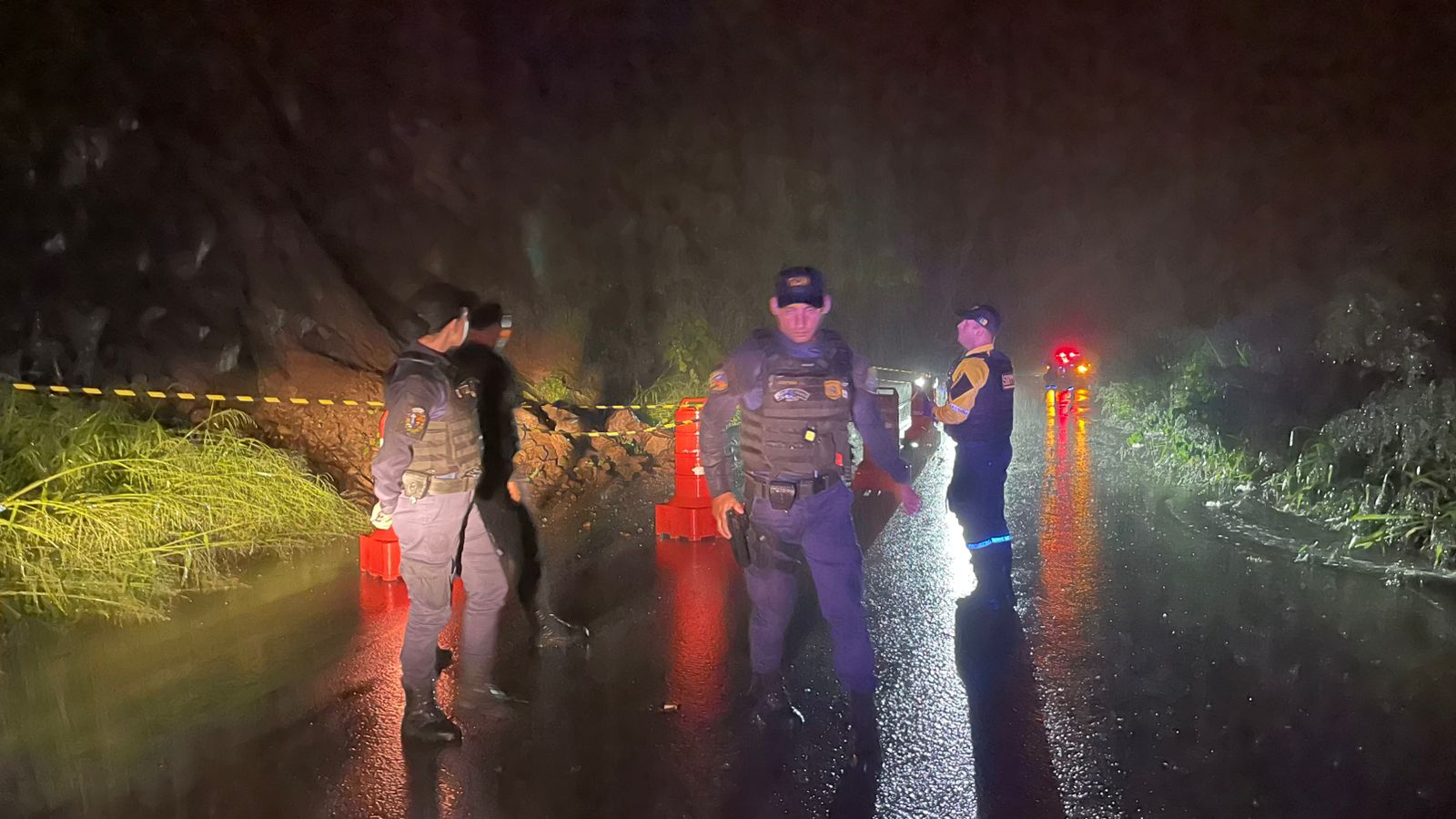 Chuvas causam deslizamentos e bloqueiam parcialmente trecho da Serra do Muro, na rodovia AL-210