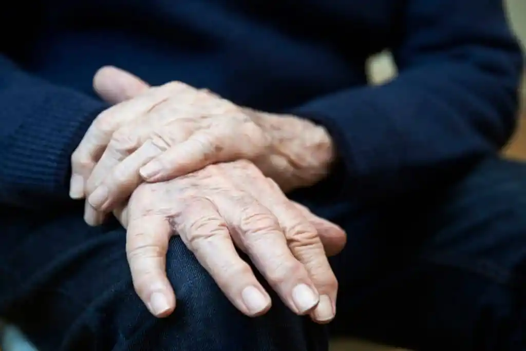 Palmitoiletanolamida apresentou resultados promissores em estudos realizados com pacientes com Parkinson (Imagem: SpeedKingz/Shutterstock)