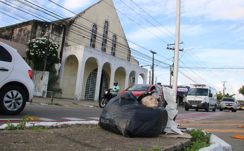 Imagens de Padre Cícero (foto) e de Nossa Senhora da Imaculada Conceição, que ficavam na fachada de igreja no Trapiche, foram destruídas - Foto: Adailson Calheiros