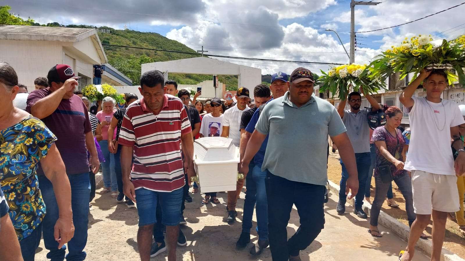  População clama por Justiça no sepultamento de jovem morto em ação policial em Palmeira - Foto: Todo Segundo