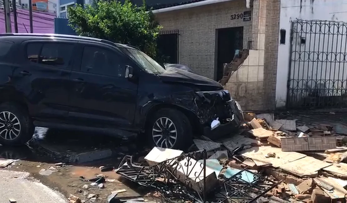 Colisão envolvendo viatura descaracterizada e carro de passeio deixa quatro feridos em Maceió