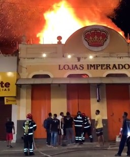 Incêndio de grandes proporções atinge Lojas Imperador, no centro de Maceió