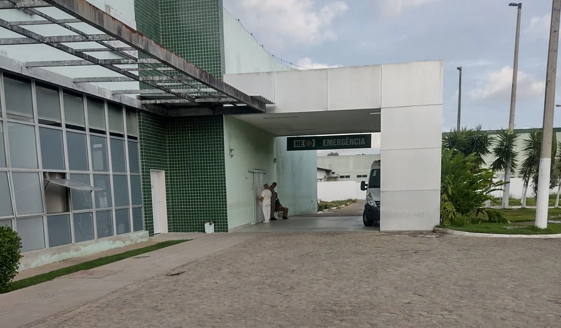 Após ser acusada de roubo por vizinho, idosa atinge a cabeça dele com lâmpada fluorescente 