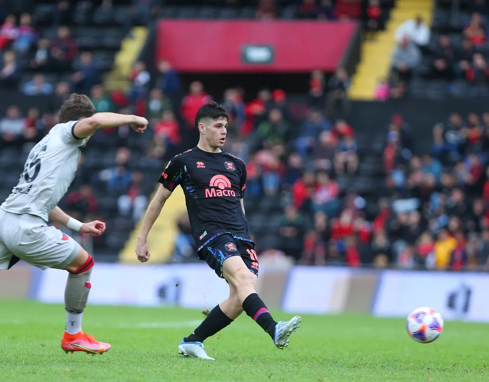 Athletico contrata o meia argentino Bruno Zapelli, do Belgrano