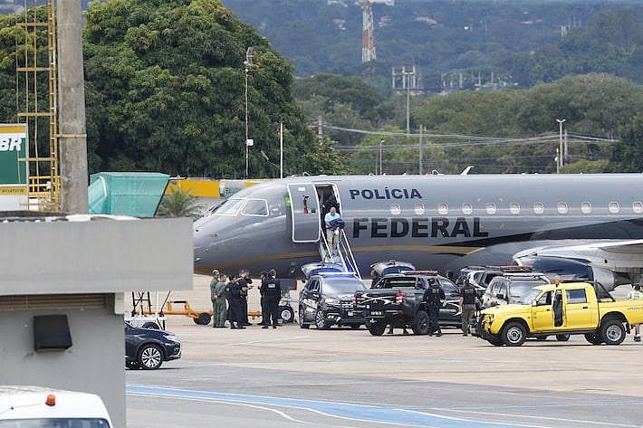 Suspeitos de mandar matar Marielle desembarcam em Brasília e vão para presídio federal