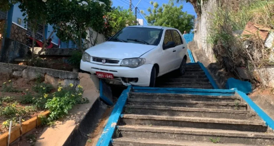 Motorista tenta descer com carro em escadaria no Farol e veículo fica preso