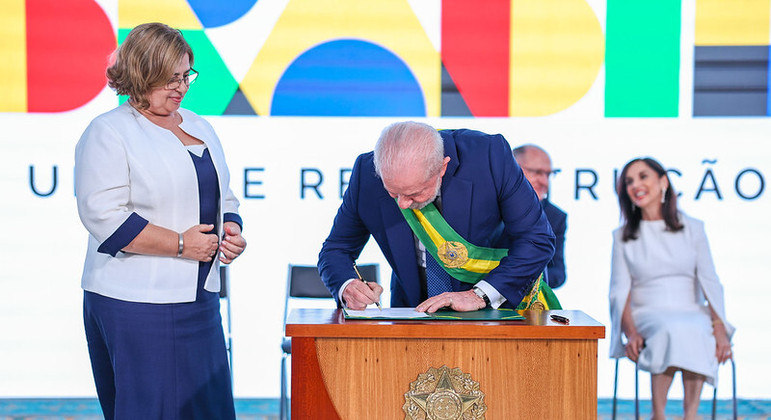 O presidente Lula com a ministra da Mulher, Aparecida Gonçalves, na cerimônia de posse do cargo