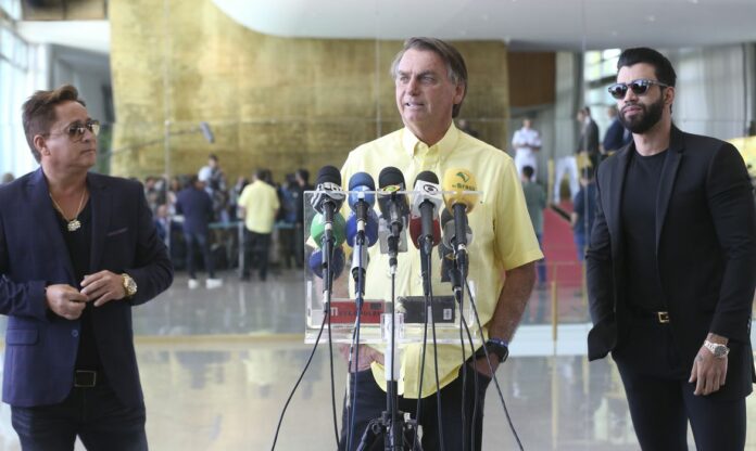 Bolsonaro recebe apoio de ex-senadores e cantores sertanejos