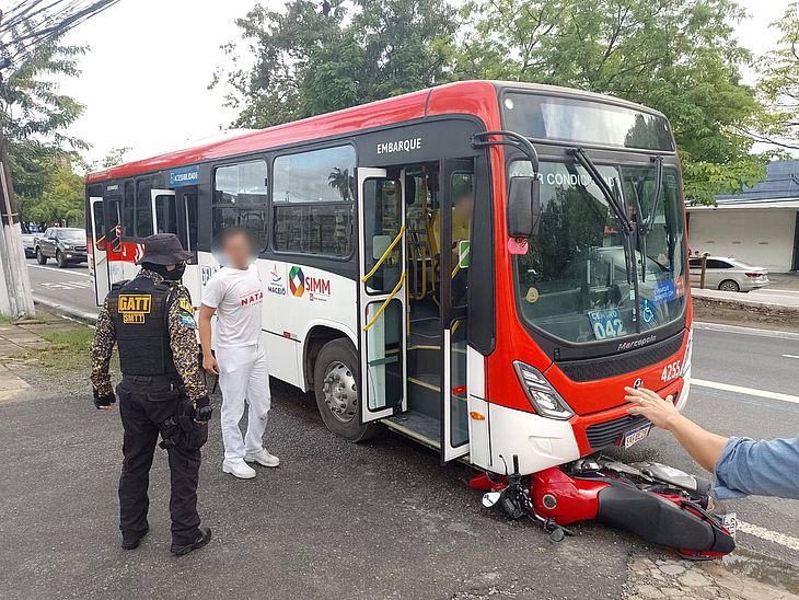 Acidente faz moto parar embaixo de ônibus na Avenida Fernandes Lima, em Maceió