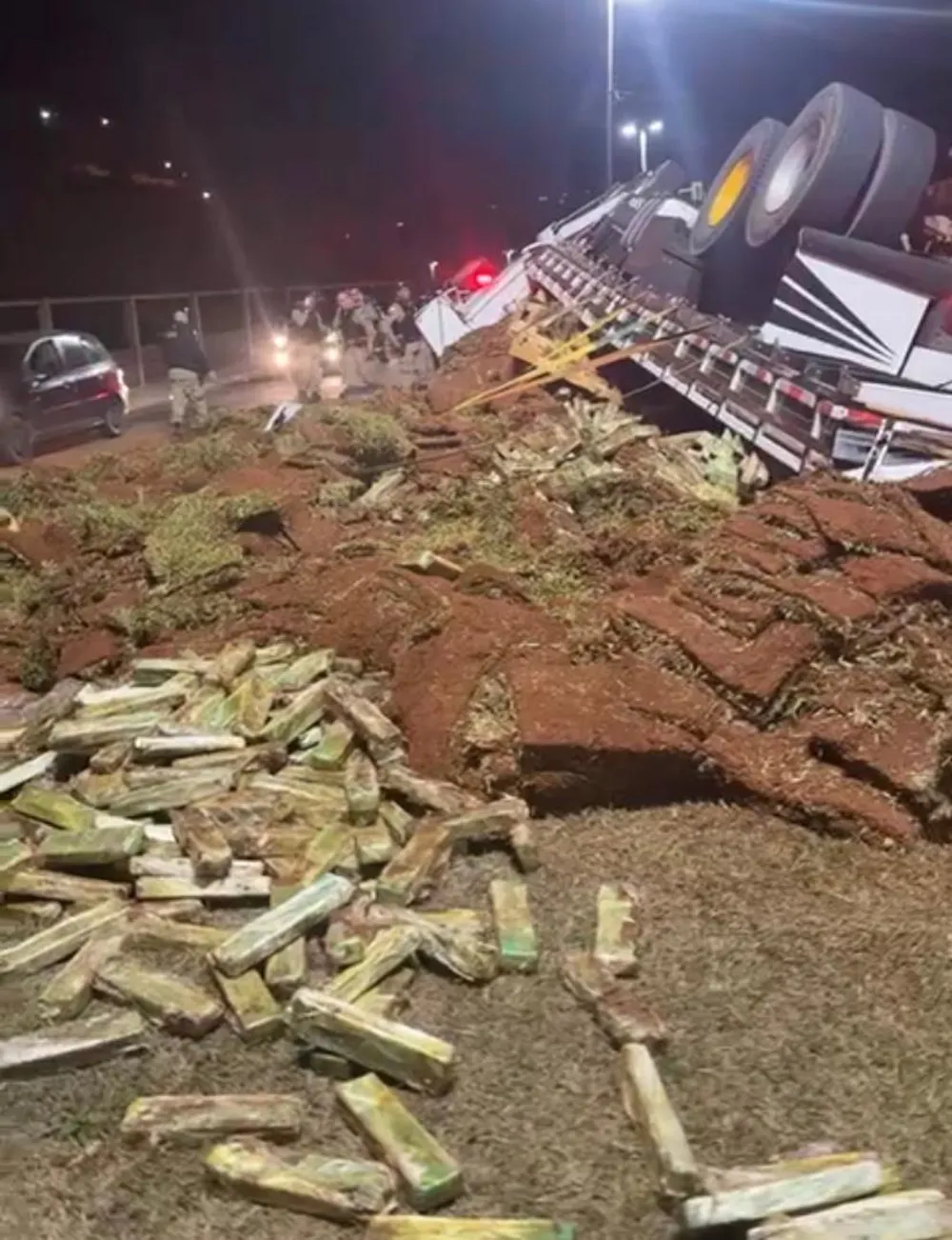 Caminhão com mais de 1 tonelada de maconha tomba em frente ao Batalhão da PM