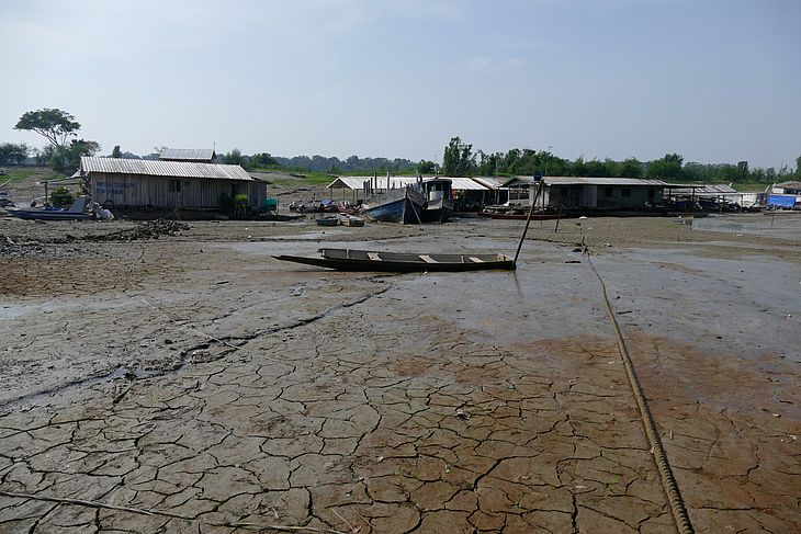 Rio Solimões vira deserto e indígenas adoecem bebendo água contaminada