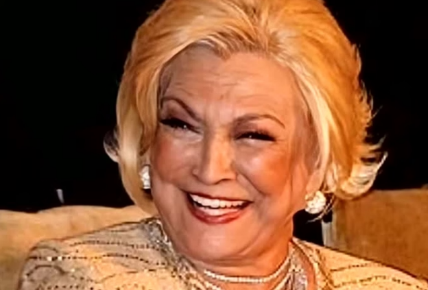 Mansão de Hebe Camargo começa a ser demolida após leilão