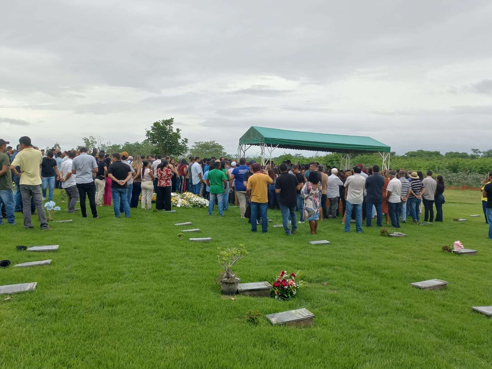  Dor, comoção e tristeza marcaram o sepultamento do ex-conselheiro tutelar Tenório - Foto: Todo Segundo