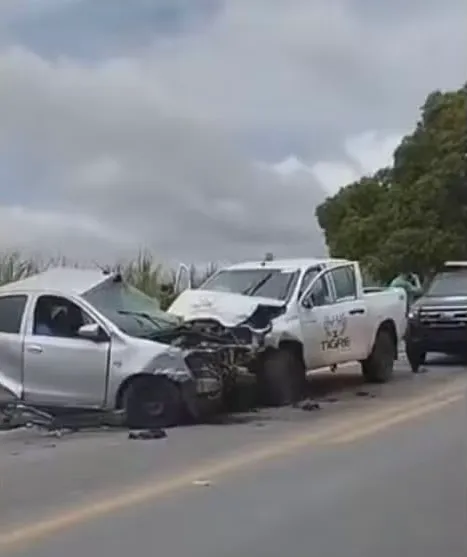 Acidente entre carros deixa dois mortos e dois feridos na BR-424