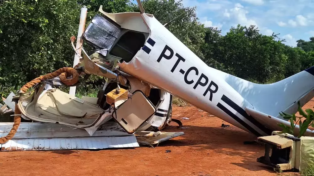 Avião quebra ao meio e revela drogas em pouso forçado após ser interceptado no interior de SP