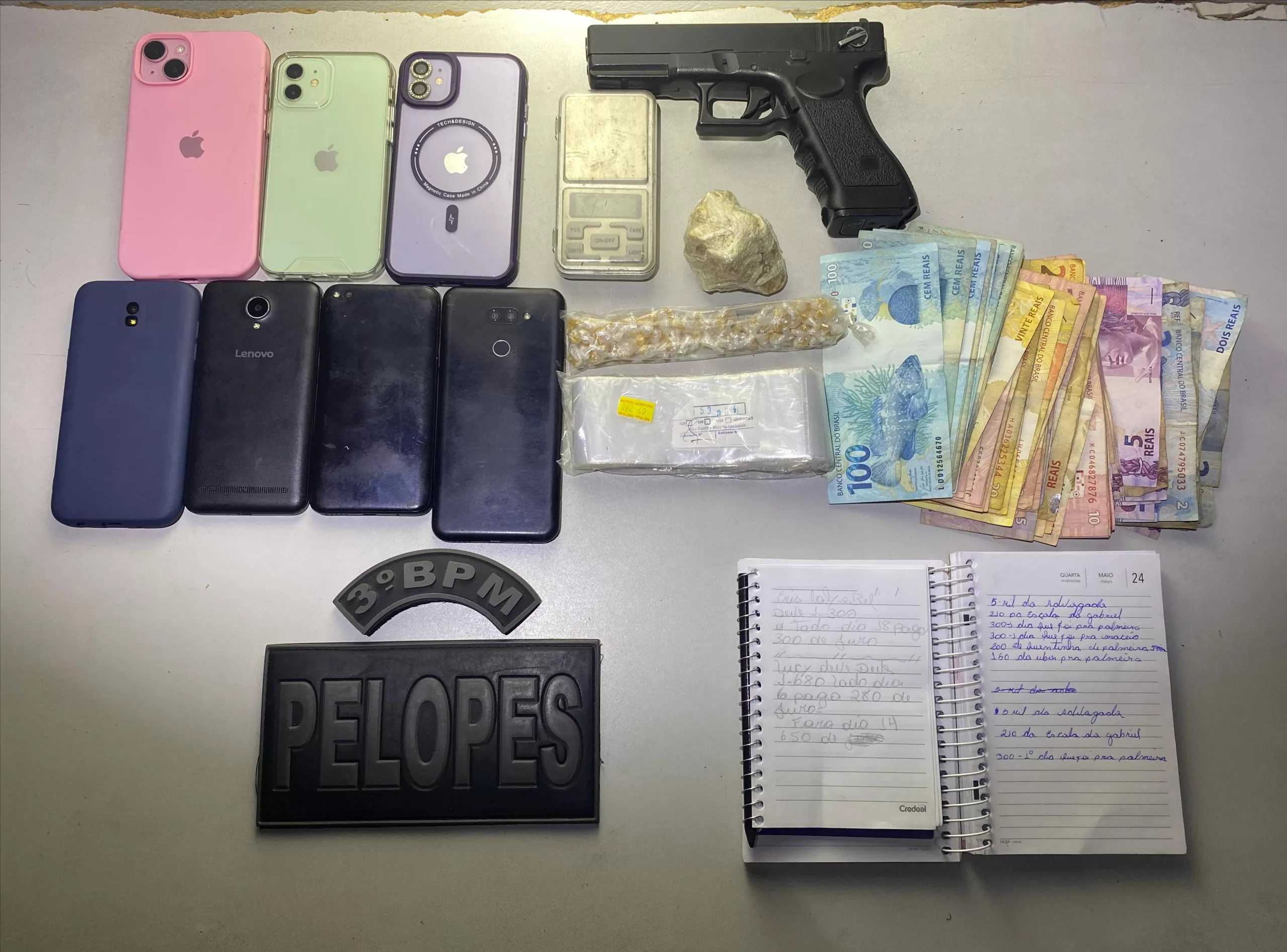 PM apreende celulares, dinheiro, simulacro e drogas após acusado exibir arma em via pública