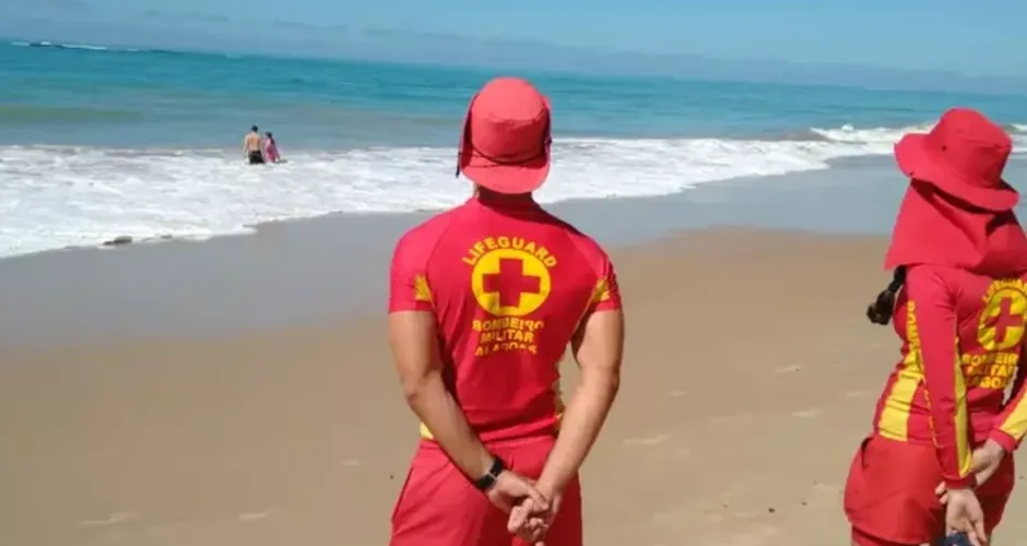 Bombeiros resgatam três mulheres de afogamento na praia do Frânces