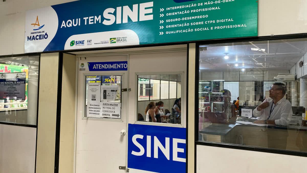Garçom, vendedor e mais: Sine Maceió inicia semana com mais de 500 vagas de emprego