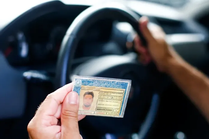 Governo Lula oficializa novas regras para a CNH; entenda o que vai mudar