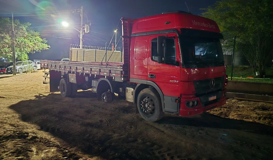 Caminhão roubado em Maceió é recuperado durante ação integrada na zona rural de Palmeira dos Índios