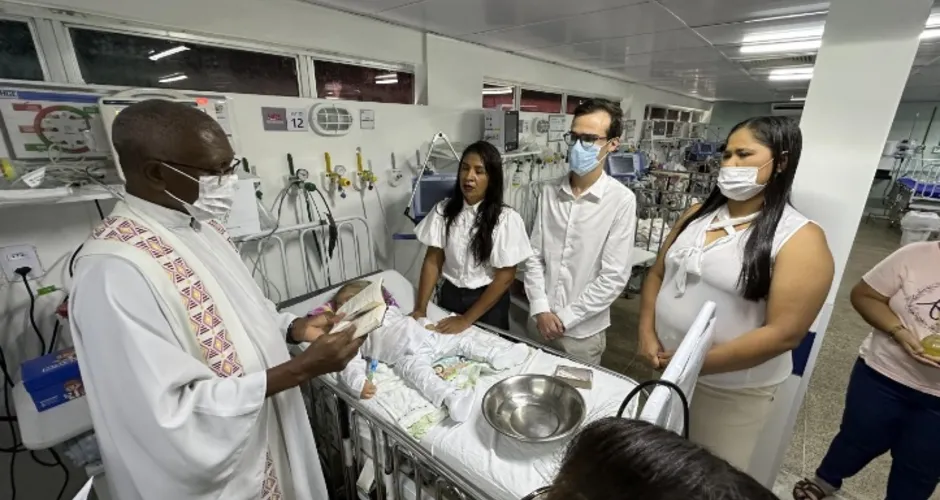 Em clima de amor e emoção, bebê com síndrome rara é batizado na UTI do HGE