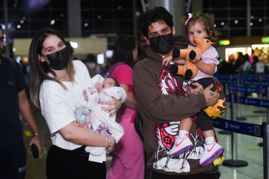 Virgínia Fonseca e Zé Felipe com as filhas. Foto: Leo Franco/AgNews